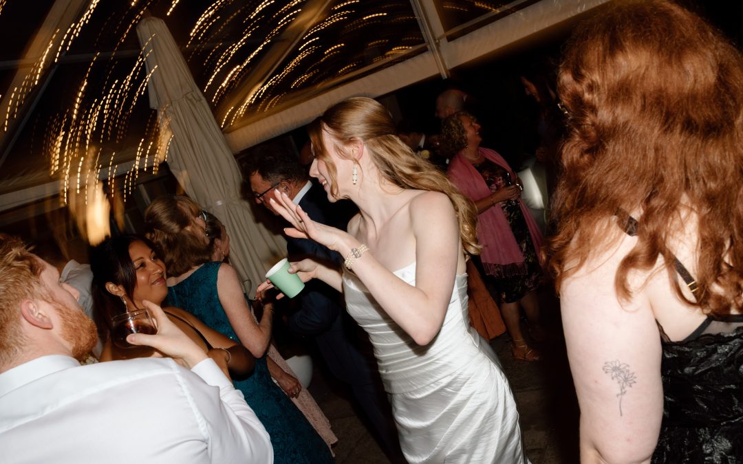 The Ultimate ’90s Wedding Dancefloor Hits: Songs That Still Pack the Dancefloor in 2026